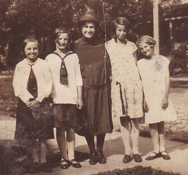1932 00 00 Alice with unknowns.jpg