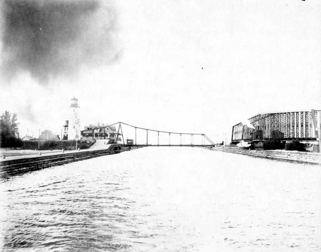 HNW and radial swing bridges 1900 AO A T Brown Collection.jpg