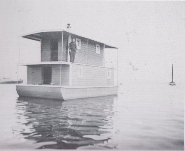 sent-houseboat 001 (600 x 491).jpg