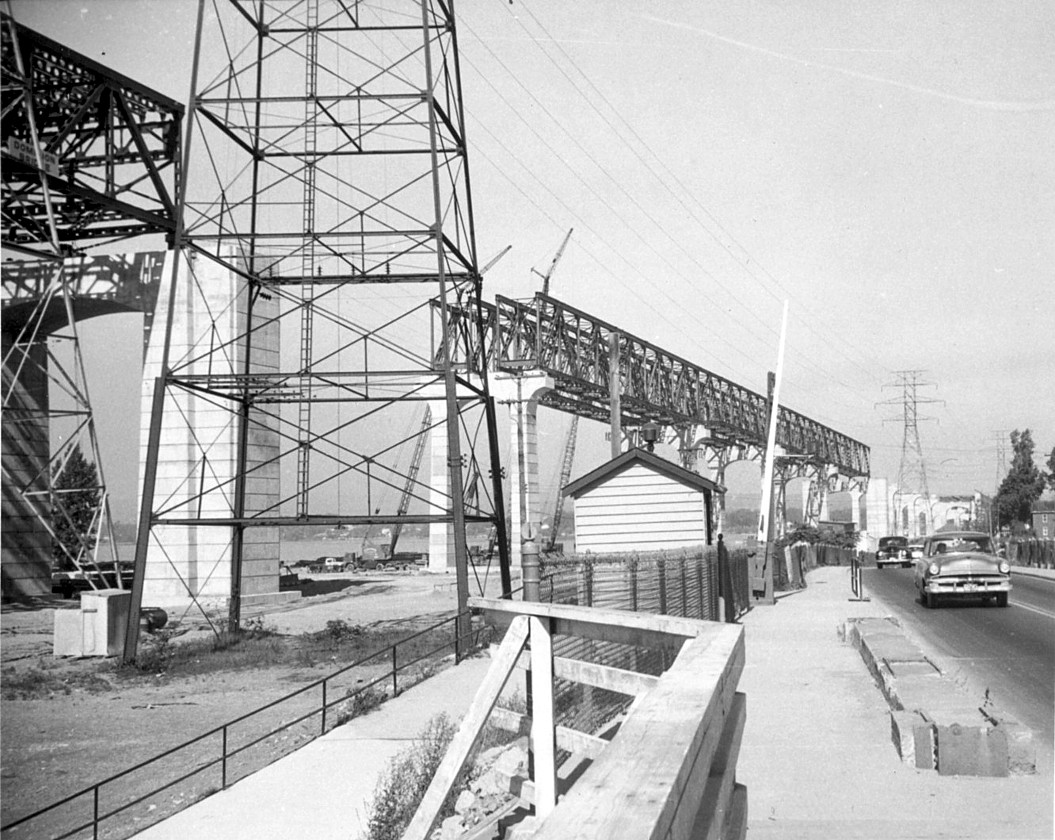 The Skyway superstructure goes up.jpg