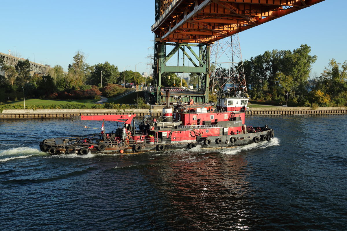 Tug Radiumyellowknife.JPG